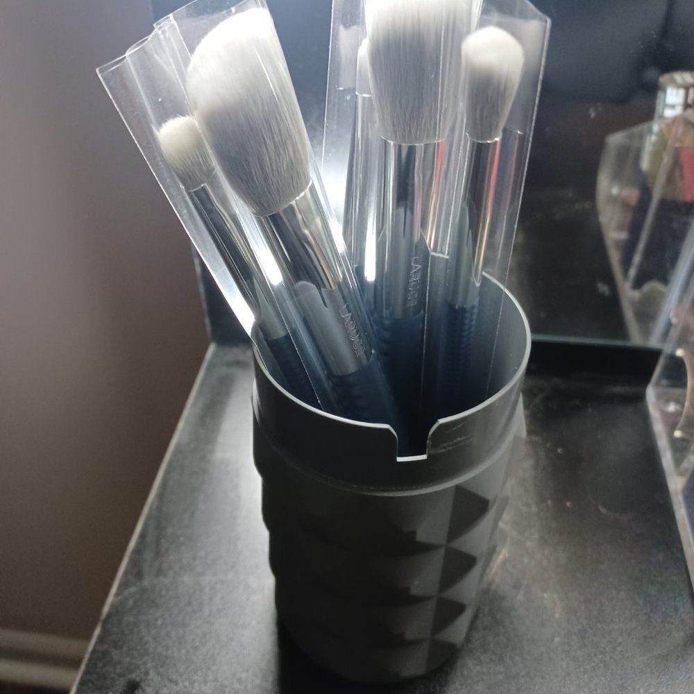 Makeup brushes - Picture 2 of 3